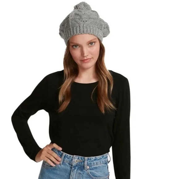 Steve Madden Cable-Knit Grey Beret With Yarn Pom, Brand New with tags🤎 - Picture 2 of 4